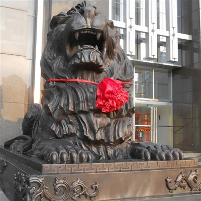 Statue de lion en bronze